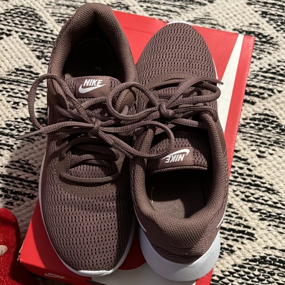 Nike - Picture 3 of 6